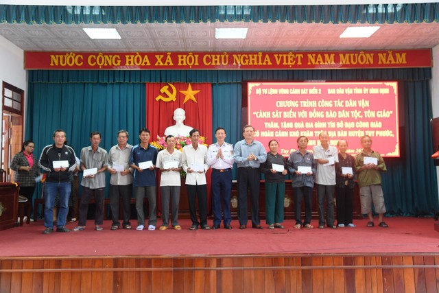 Bộ Tư lệnh Vùng Cảnh sát biển 2 thăm, tặng quà bà con giáo dân Bình Định- Ảnh 1.