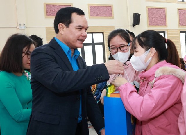 Chủ tịch Tổng LĐLĐ Việt Nam tặng quà Tết Nguyên đán 2023 cho đoàn viên, người lao động tỉnh Hà Nam