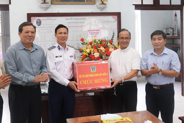 Bộ Tư lệnh Vùng Cảnh sát biển 2 thăm, tặng quà bà con giáo dân Bình Định- Ảnh 2.