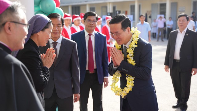 Chủ tịch nước Võ Văn Thưởng thăm Tổng Giáo phận Huế- Ảnh 1.