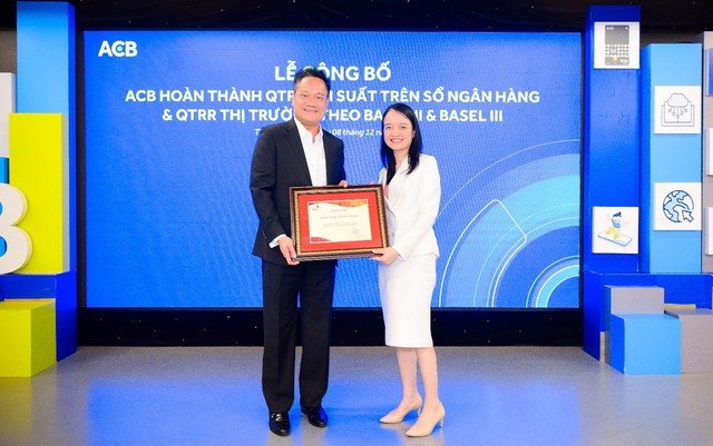 Ông Võ Văn Hoàng - Giám đốc Quản lý Rủi ro ACB  đón chứng nhận hoàn thành từ đại diện PwC