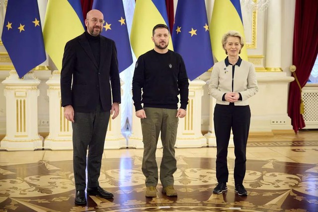 Tổng thống Ukraine Volodymyr Zelenskiy (giữa), Chủ tịch Ủy ban châu Âu Ursula von der Leyen (phải) và Chủ tịch Hội đồng châu Âu Charles Michel