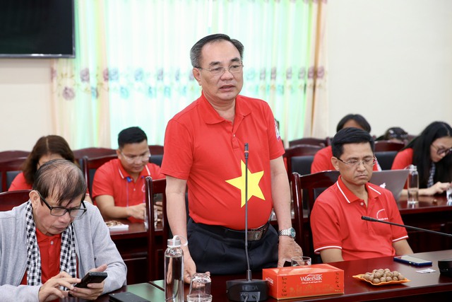Báo Người Lao Động tặng 5.000 lá cờ Tổ quốc cho tỉnh Điện Biên- Ảnh 2.