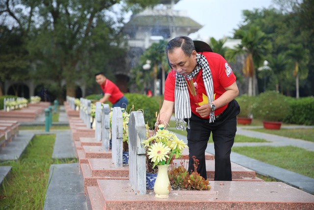 Xúc động lễ dâng hương các anh hùng tại Nghĩa trang liệt sĩ A1 ở Điện Biên- Ảnh 3.
