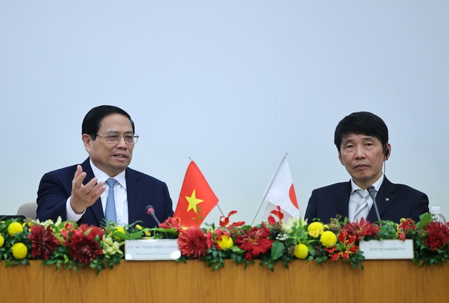 Thủ tướng Phạm Minh Chính phát biểu tại tọa đàm với các doanh nghiệp tiêu biểu của tỉnh GunmaẢnh: VGP