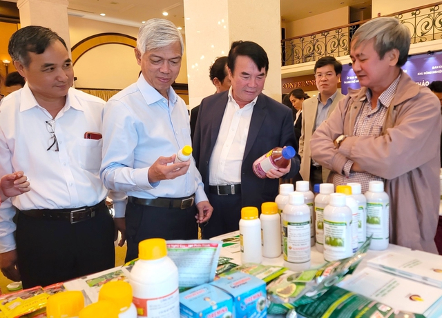 Phó Chủ tịch UBND TP HCM Võ Văn Hoan tham quan các sản phẩm trưng bày tại hội thảo