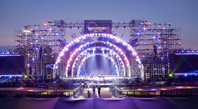Sân khấu tuyệt mỹ của 8Wonder Winter Festival vừa được hé lộ, fan Việt sẵn sàng bùng nổ cùng Maroon 5- Ảnh 2.