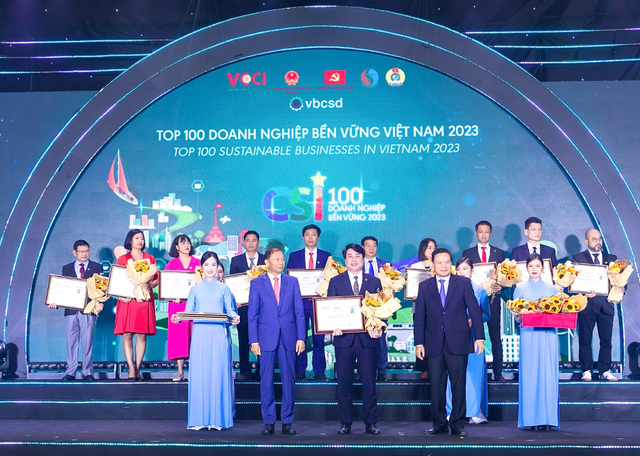 Ông Nguyễn Văn Hảo - P.TGĐ HDBank nhận giải thưởng Top 100 doanh nghiệp bền vững Lễ trao giải CSI100 2023 do Liên đoàn Thương mại và Công nghiệp Việt Nam (VCCI) tổ chức