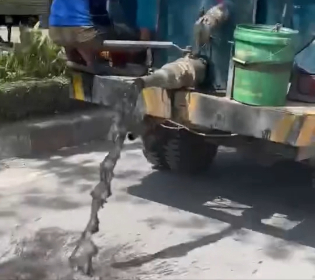 Phẫn nộ xe bồn xả nước thải đen ngòm xuống đường ở trung tâm TP Biên Hoà- Ảnh 1.