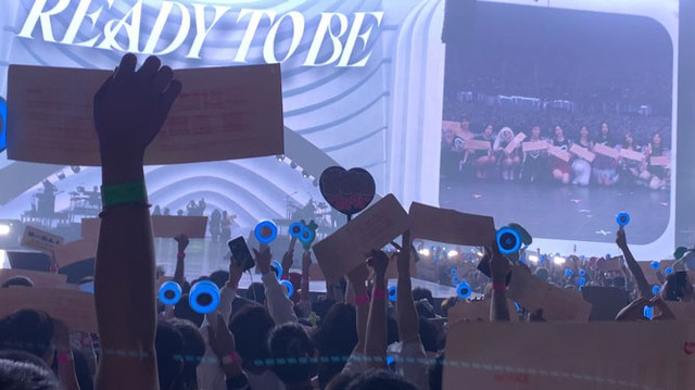 Cuối Concert, các ONCE đồng lòng giơ cao lightstick và banner lưu giữ kỷ niệm cùng TWICE