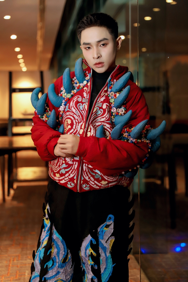 Trương Trần Anh Duy gây chú ý với trang phục "chùa Chén Kiểu"- Ảnh 2.