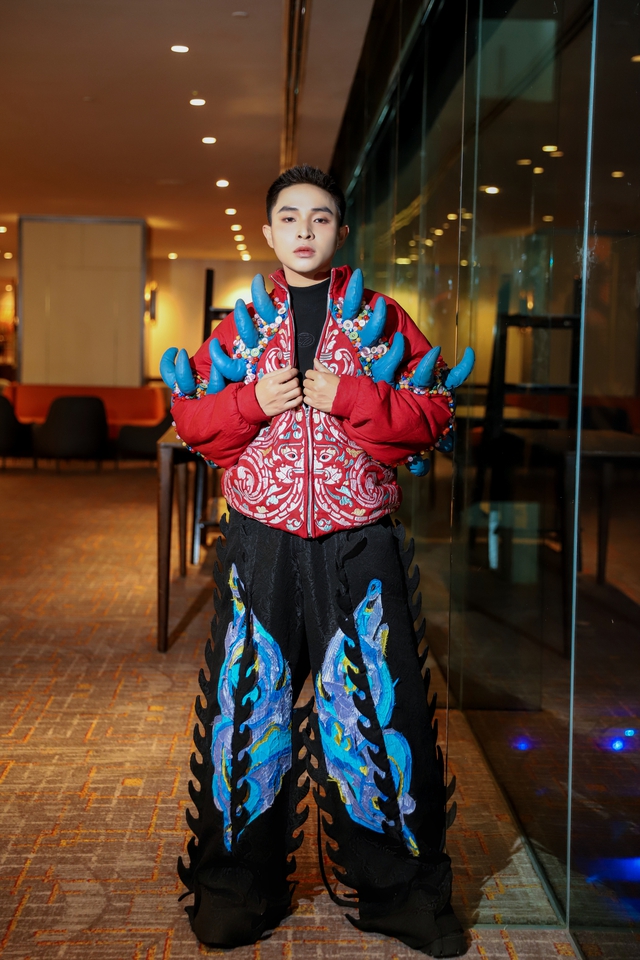 Trương Trần Anh Duy gây chú ý với trang phục "chùa Chén Kiểu"- Ảnh 3.