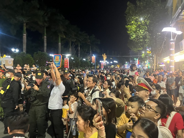 CLIP: Đoàn nghi lễ Công an nhân dân biểu diễn tại bến Ninh Kiều - Ảnh 16.