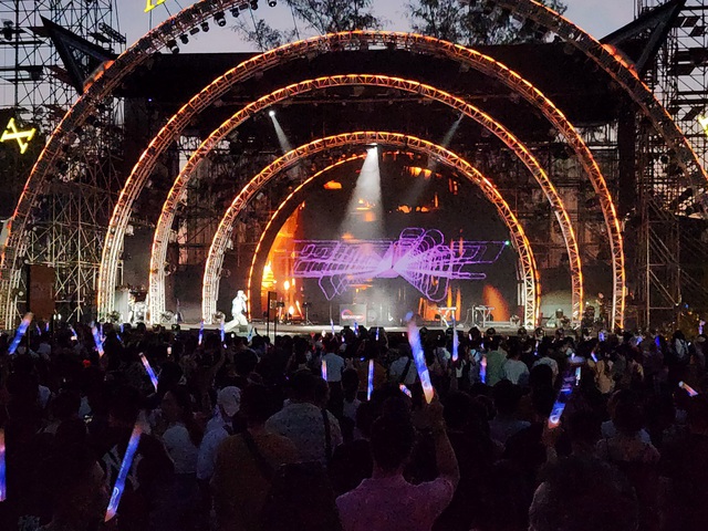 Clip: Kín khán giả trong đại tiệc âm nhạc hoành tráng tại Phú Quốc- Ảnh 9.