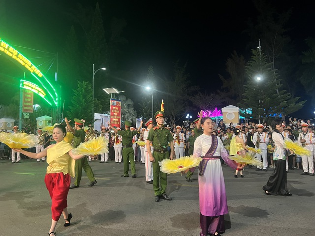 CLIP: Đoàn nghi lễ Công an nhân dân biểu diễn tại bến Ninh Kiều - Ảnh 12.