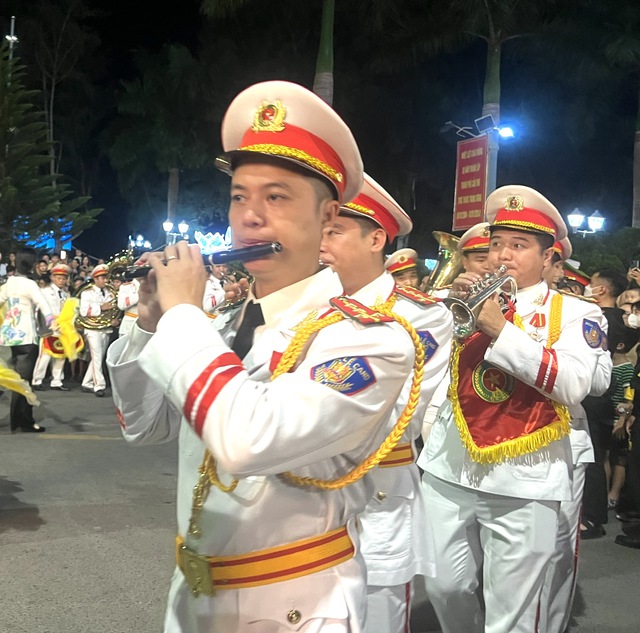 CLIP: Đoàn nghi lễ Công an nhân dân biểu diễn tại bến Ninh Kiều - Ảnh 13.