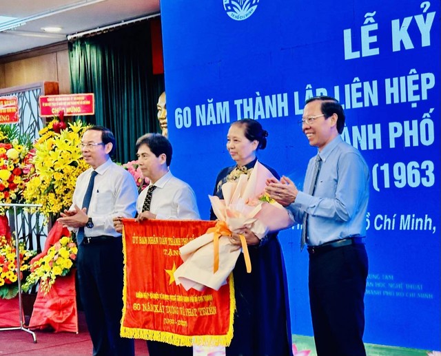 Trang trọng, nghĩa tình lễ Kỷ niệm 60 năm thành lập Liên hiệp các Hội VHNT TP HCM- Ảnh 1.