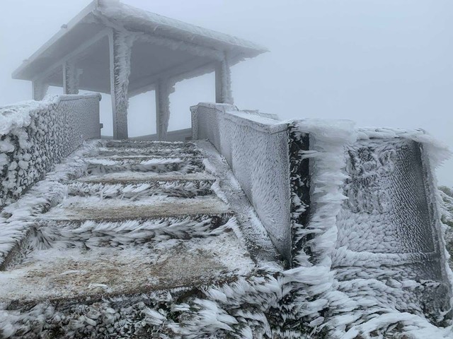 Không khí lạnh đã khiến Đỉnh Mẫu Sơn (Lạng Sơn) lạnh 1,2 độ C. Bắc Bộ bao trùm giá rét.