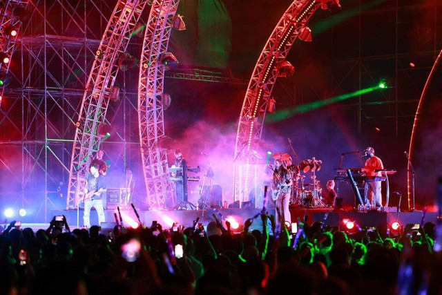 Clip: Kín khán giả trong đại tiệc âm nhạc hoành tráng tại Phú Quốc- Ảnh 2.