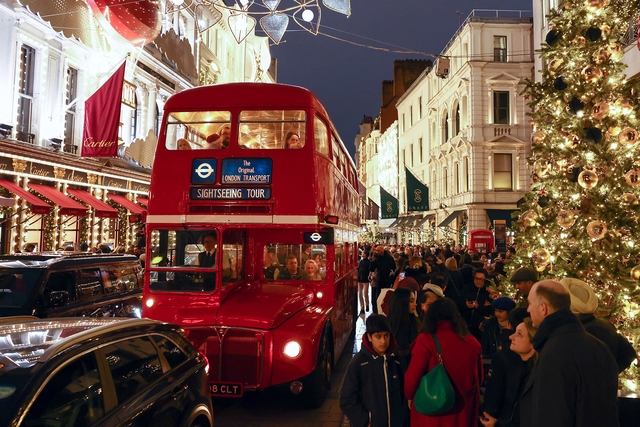 Các cửa hàng trang trí giáng sinh trên phố Bond ở London - Anh hôm 16-12 Ảnh: REUTERS