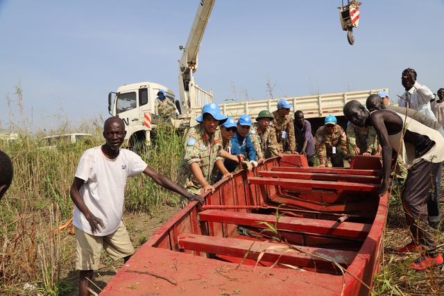 Đội công binh tranh thủ ngày nghỉ cuối tuần hỗ trợ người dân Abyei- Ảnh 1.