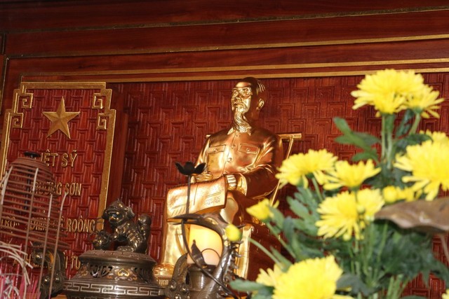 An vị tượng Chủ tịch Hồ Chí Minh tại Đền Tưởng niệm liệt sĩ Trường Sơn - Ảnh 1.
