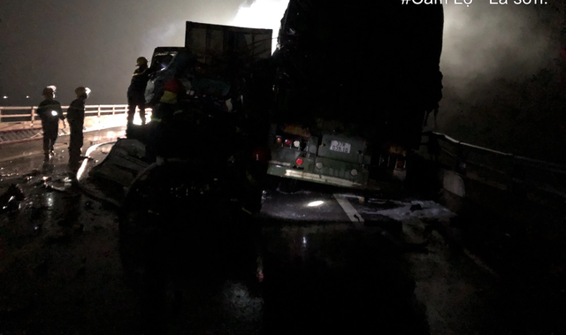 Cảnh sát PCCC-CHCN đến cứu hộ, cứu nạn sau vụ tai nạn trên cao tốc Cam Lộ - La Sơn.