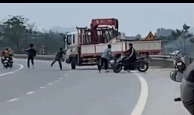VIDEO: Nhóm thanh niên cầm hung khí chặn đập phá xe ôtô trên quốc lộ- Ảnh 1.