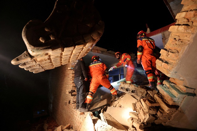 Lực lượng cứu hộ tìm kiếm người bị nạn trong trận động đất tại huyện Tích Thạch Sơn, tỉnh Cam Túc - Trung Quốc hôm 19-12  Ảnh: REUTERS