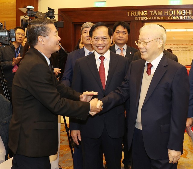 Tổng Bí thư Nguyễn Phú Trọng với các đại biểu dự Hội nghị Ngoại giao lần thứ 32Ảnh: TTXVN