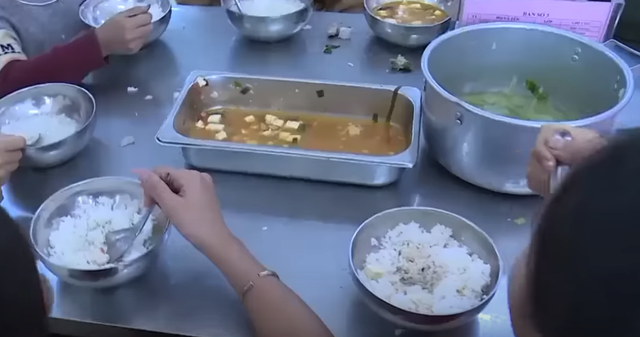 Vụ 11 học sinh ăn 2 gói mì tôm chan cơm: Học sinh đã được ăn đúng khẩu phần- Ảnh 2.