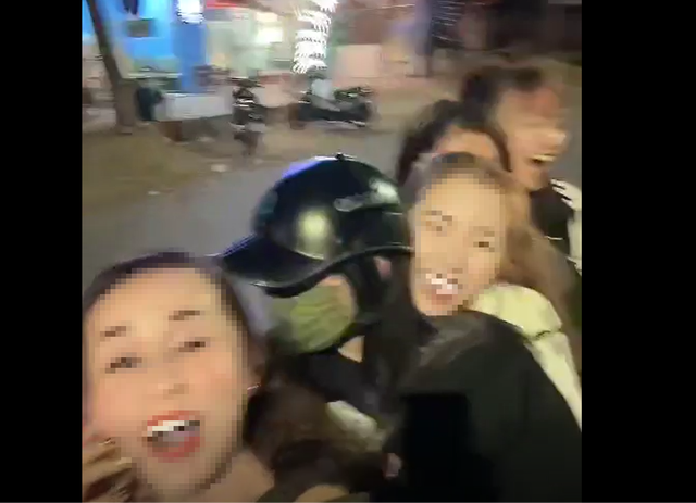 Xôn xao clip 5 cô gái đi 1 xe máy khoe "chiến tích" trên Facebook- Ảnh 1.