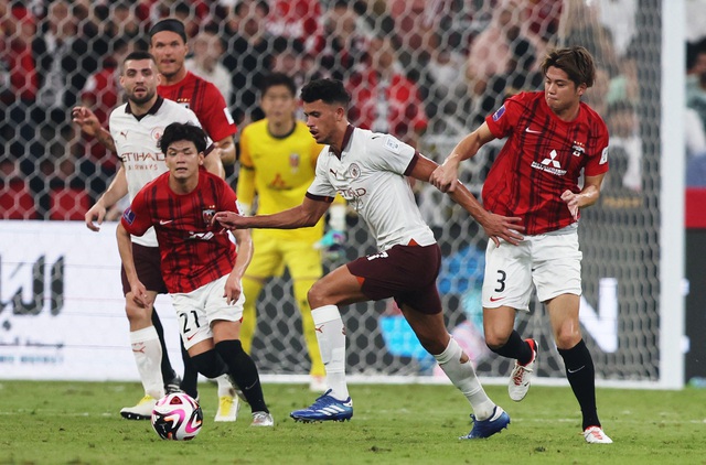 Đè bẹp nhà vô địch châu Á Urawa Reds, Man City áp sát "cú ăn 5"- Ảnh 2.