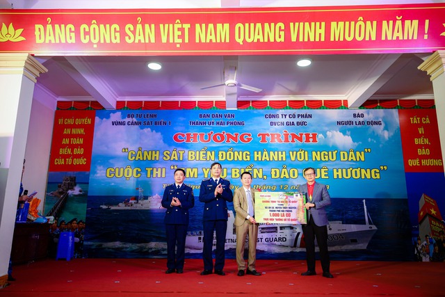 Báo Người Lao Động trao tặng 1.000 lá cờ Tổ quốc tại Hải Phòng- Ảnh 1.