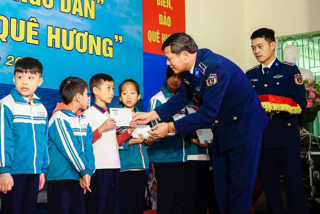Báo Người Lao Động trao tặng 1.000 lá cờ Tổ quốc tại Hải Phòng- Ảnh 4.