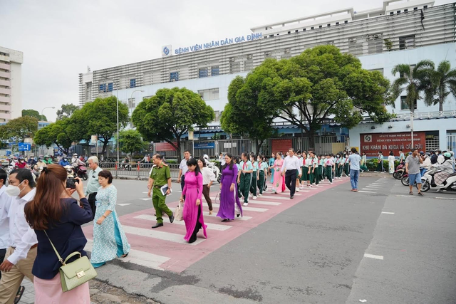 Trước cổng Trường THCS Hà Huy Tập (quận Bình Thạnh, TP HCM) có kẻ vạch đỏ nhằm bảo đảm an toàn cho học sinh   Ảnh: ÁI MY