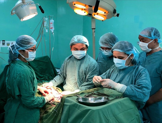 Một ca bệnh được các bác sĩ Bệnh viện Hùng Vương (TP HCM) phẫu thuật cứu sống