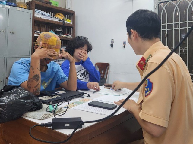 Phạt hai thanh niên "khoe chiến tích" ở trung tâm TP HCM- Ảnh 1.