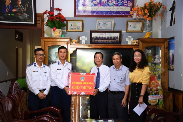 Vùng Cảnh sát biển 2 thăm, tặng quà dịp Giáng Sinh ở Quảng Ngãi- Ảnh 1.