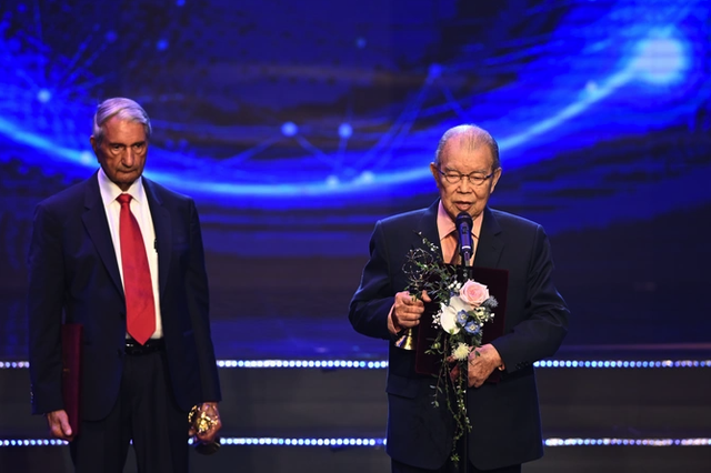 GS Võ Tòng Xuân được vinh danh tại lễ trao Giải thưởng VinFuture 2023 - Ảnh 2.