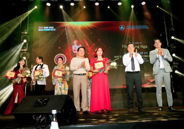 Ca sĩ Thái Hằng Nga xúc động khi nhận vinh danh nghệ sĩ vì cộng đồng - Ảnh 1.