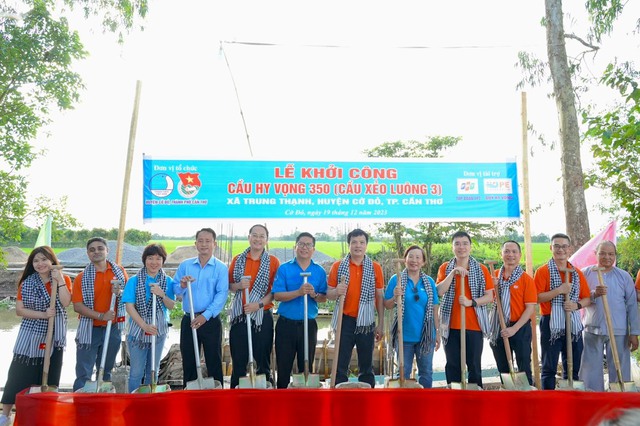 Tập đoàn FPT và Quỹ Hy Vọng chung tay hoàn thành cột mốc xây 350 cây cầu tại ĐBSCL- Ảnh 1.