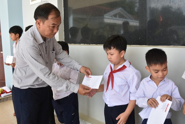 Bí thư Thành ủy TP HCM Nguyễn Văn Nên trao cờ Tổ quốc tại Tây Ninh- Ảnh 3.