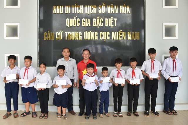 Bí thư Thành ủy TP HCM Nguyễn Văn Nên trao cờ Tổ quốc tại Tây Ninh- Ảnh 2.