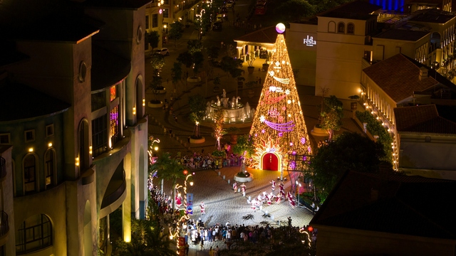 “Lễ thắp sáng Cây thông Ngàn sao” mở màn mùa Giáng sinh tưng bừng nhất từ trước đến nay tại Phú Quốc- Ảnh 1.