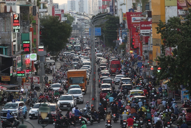 Chặn ô tô biển xanh, hú còi ưu tiên đi ngược chiều: Việc của cảnh sát giao thông!- Ảnh 1.