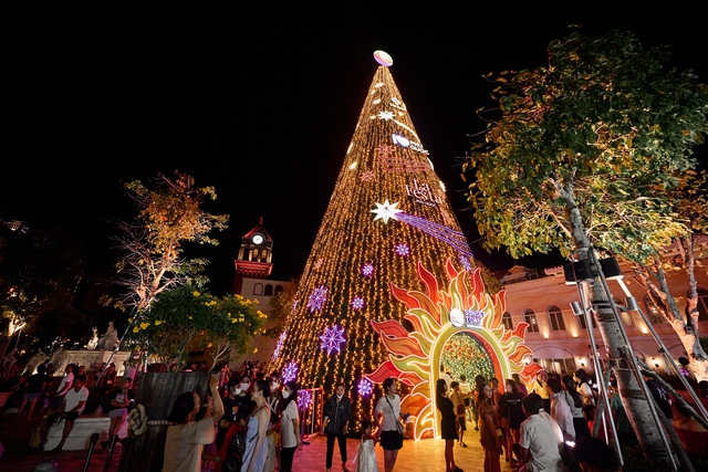 “Lễ thắp sáng Cây thông Ngàn sao” mở màn mùa Giáng sinh tưng bừng nhất từ trước đến nay tại Phú Quốc- Ảnh 2.