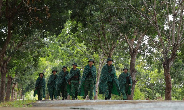 Cán bộ, chiến sĩ Đồn Biên phòng Ea H’leo tăng cường tuần tra, kiểm soát chặt biên giới Ảnh: NGỌC LÂN