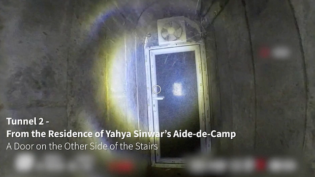 Ảnh cắt từ clip cho thấy đường hầm số 2 từ nhà của phụ tá thủ lĩnh Hamas. Ảnh: Reuters