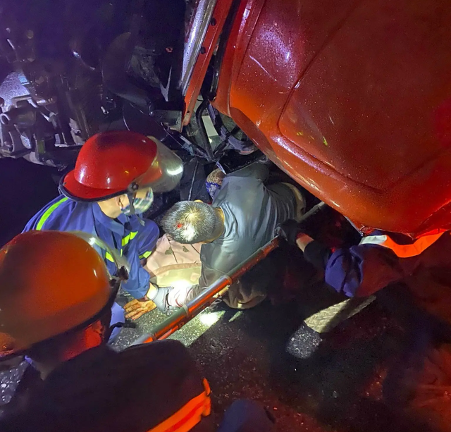 Giải cứu kịp thời tài xế bị mắc kẹt trong xe sau tai nạn- Ảnh 1.